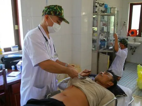 Trực thăng đưa ngư dân từ Trường Sa vào đất liền chữa trị