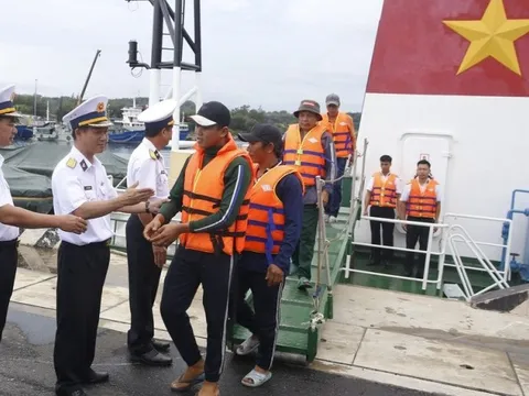Đưa 4 ngư dân của tàu cá Bình Định bị mắc cạn ở Trường Sa về đất liền