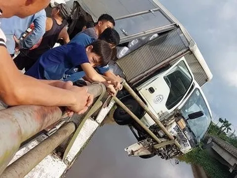 Tai nạn liên hoàn, xe ô tô tải nằm vắt ngang cầu, suýt rơi xuống sông