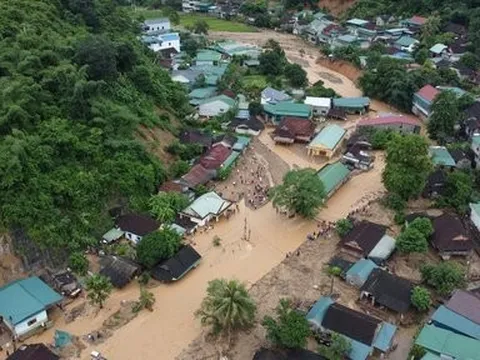 Khung cảnh tan hoang của huyện biên giới nhìn từ trên cao sau trận lũ quét