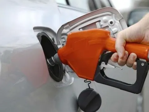 Giá xăng giảm mạnh hơn 1.100 đồng, xăng RON95 còn 21.440 đồng/lít