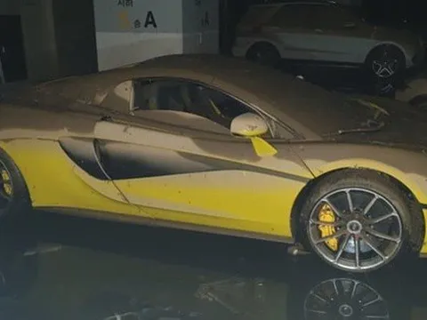 Đỗ dưới hầm, hàng loạt siêu xe ngâm mình trong nước lũ, bùn đất