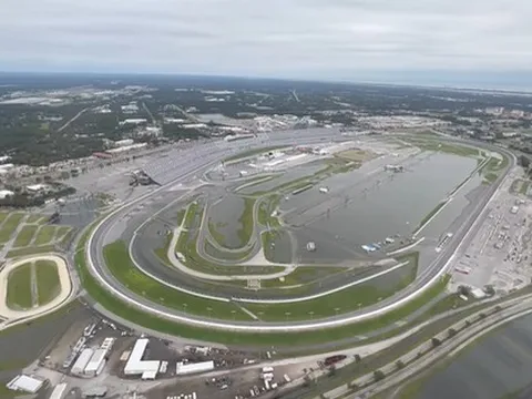 Trường đua danh tiếng nước Mỹ ngập trong biển nước sau bão, đóng cửa hết năm