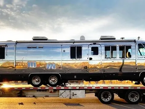 Nhà di động thiết kế như toa tàu, có đủ tiện nghi 'sang chảnh' bên trong