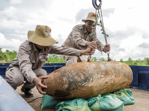 Phát hiện 2 quả bom "cực khủng" trong vườn cao su, chưa phát nổ