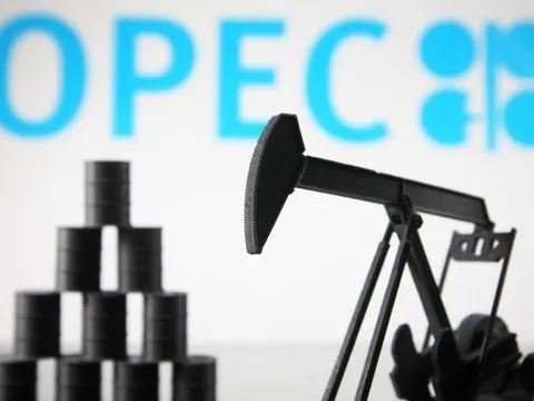OPEC+ xem xét giảm sản lượng: Mũi tên trúng nhiều đích?