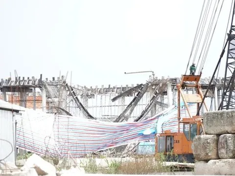 Giàn giáo công trình gần trăm tỉ đổ sập, 1 công nhân tử vong