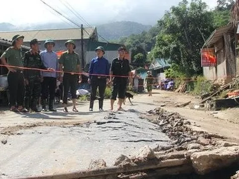 Nghệ An: Lũ quét gây sạt lở nghiêm trọng, người dân phải di dời