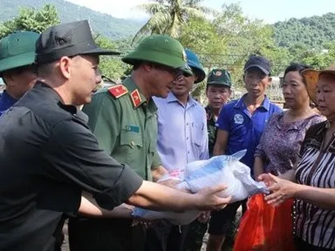 Công an Nghệ An giúp người dân khắc phục hậu quả sau lũ quét