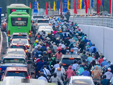 Ngày đầu thông xe, hầm chui 700 tỉ đồng ở Hà Nội đã tắc