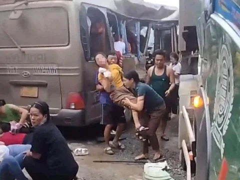 Xe chở công nhân đi làm va chạm với xe đầu kéo, 20 người bị thương