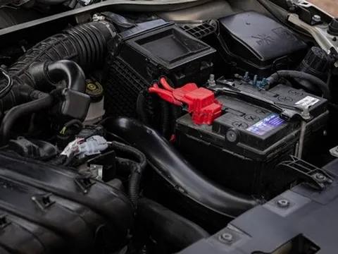 Hướng dẫn cách ngắt kết nối bình ắc quy an toàn trên ô tô