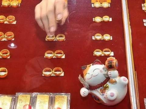 Giá vàng hôm nay 5-10: USD bị bán tháo, vàng tiếp tục vọt lên