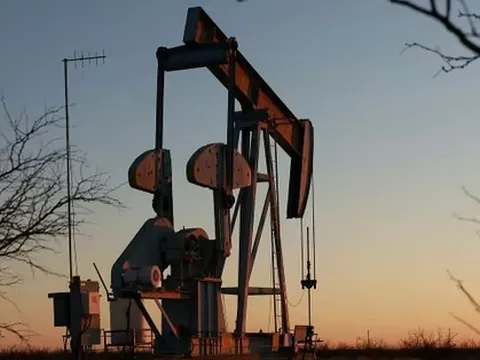 Tin xấu liên tiếp ập về, thị trường dầu châu Âu khó chồng khó