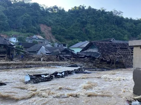 Giây phút thoát khỏi “tử thần” của cậu bé 11 tuổi bị nước lũ cuốn trôi