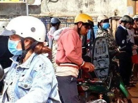 Chen nhau đổ xăng ở Bình Phước, tạp hóa ‘hét’ mỗi lít 30.000 đồng