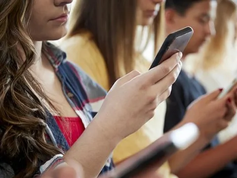 Áp lực thành đạt đè nặng giới trẻ Anh