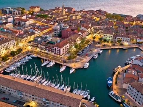 Vùng đất kỳ lạ ở châu Âu 'trả tiền' cho khách du lịch tới thăm