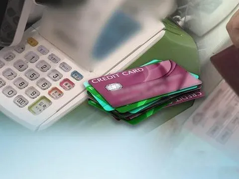 Mẹ 2 con dùng tới 4 thẻ tín dụng mà không thanh toán đúng hạn