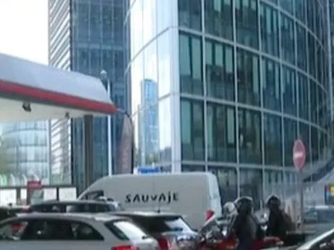 Hàng dài ô tô tại Pháp xếp hàng chờ đổ xăng