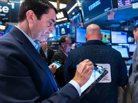 Giá dầu tăng sau khi OPEC + thông báo cắt sản lượng