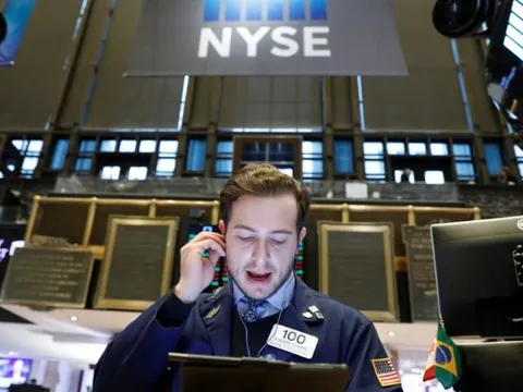 Lo ngại Fed tăng lãi suất, Phố Wall tiếp tục bán tháo