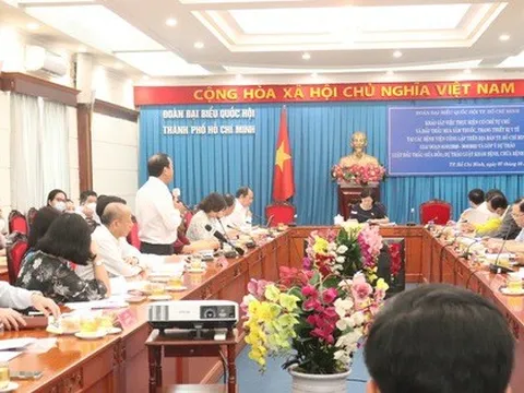 GĐ Sở Y tế TP.HCM: Để người nghèo ngồi máy bay cũ, người giàu ngồi máy bay mới là không ổn