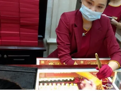 Giá vàng giảm nhanh bất thường có phải thời điểm đầu tư?