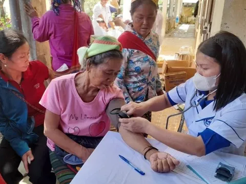 Nghệ An: Khám, cấp phát thuốc miễn phí cho bà con tại vùng lũ quét