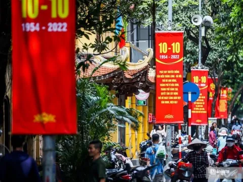 Đường phố trang hoàng cờ hoa chào mừng ngày Giải phóng Thủ đô