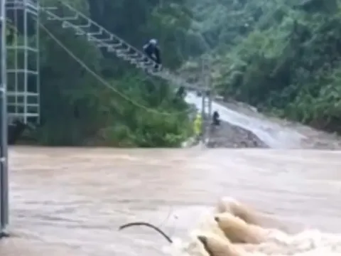 CLIP: Ớn lạnh cảnh người dân Quảng Nam bò qua "cầu khỉ" vượt nước xiết