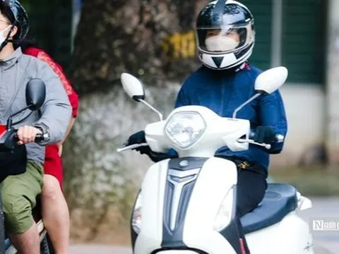 Gió mùa về, người dân kín mít ra đường ngày đầu tuần