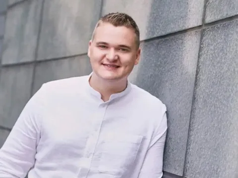 Nhờ nghiên cứu thói quen của người giàu, chàng trai trở thành triệu phú ở tuổi 25