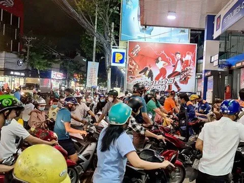 Đêm nay 80 xe bồn Petrolimex chở xăng dầu tăng cường cho các cây xăng tại TP.HCM