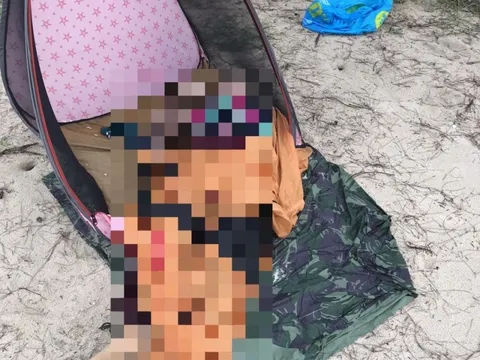 Phát hiện người phụ nữ chết trong lều chống nắng cạnh bãi biển