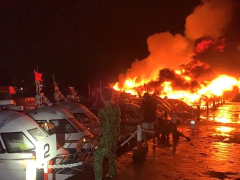 NÓNG: Hàng loạt ca nô tại bến du lịch Cửa Đại bốc cháy dữ dội