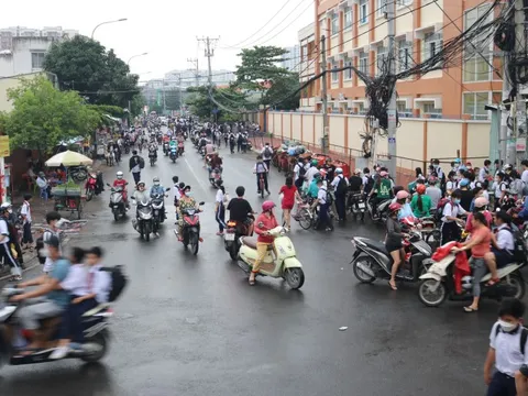 TP HCM: Cảnh bất ngờ ở con đường bì bõm mỗi khi triều cường