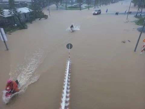 Quảng Nam: 2 người bị lũ cuốn, đường phố Tam Kỳ thành biển nước