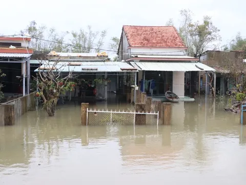 Nhiều nơi ở Quảng Nam ngập sâu hơn 2 m, nước tràn qua Quốc lộ 1