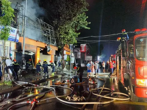 Cảnh sát chữa cháy nhặt được nhiều vàng miếng khi dập lửa