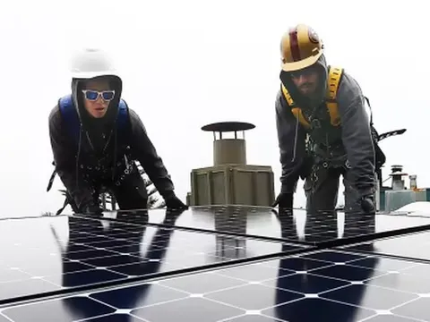 Giá điện đắt đỏ đi kèm mất điện, người dân Mỹ đổ xô lắp đặt loại năng lượng sạch này