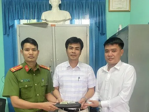 Quảng Bình: Cán bộ xã trả gần 60 triệu đồng cho du khách để quên