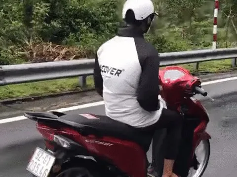 CLIP: Nam thanh niên đi xe máy “chơi ngông” khi vượt đèo Hải Vân