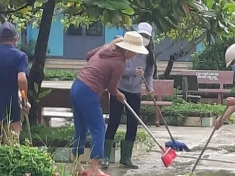 Giáo viên, phụ huynh "đội mưa" dọn bùn sau lụt, sẵn sàng đón học sinh