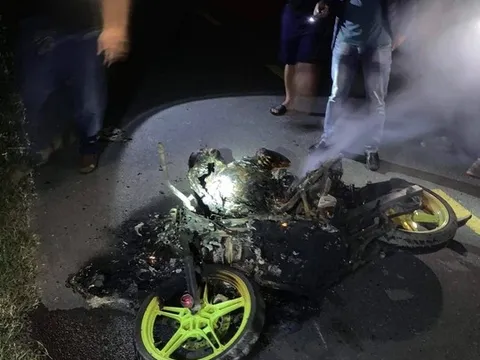 Nam thanh niên tử vong bên chiếc xe máy bốc cháy