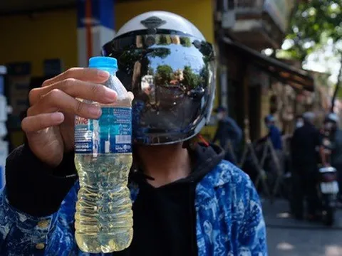 Người dân Hà Nội cũng mệt mỏi xếp hàng chờ đổ xăng