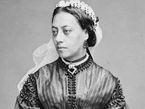 Nữ hầu gái nhờ nghe lỏm các ông chủ nói chuyện mà trở thành triệu phú, ai ngờ cuối đời vì một người phản bội mà không xu dính túi