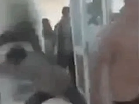 CLIP: Nam sinh viên bị nhóm bạn đánh gục ngay lối ra vào giảng đường đại học