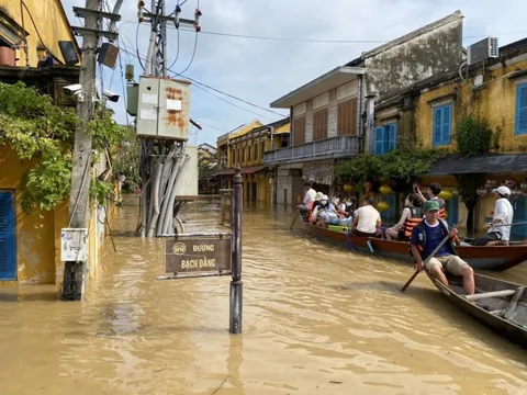 Phố cổ Hội An lênh láng nước, đất đá sạt xuống đường Hồ Chí Minh nhánh Tây Quảng Trị