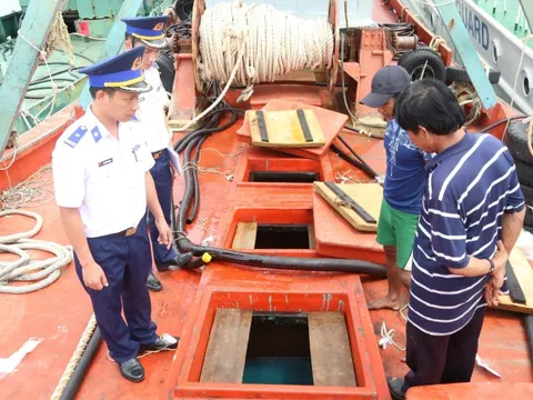 Tạm giữ tàu chở 46.000 lít dầu DO không rõ nguồn gốc